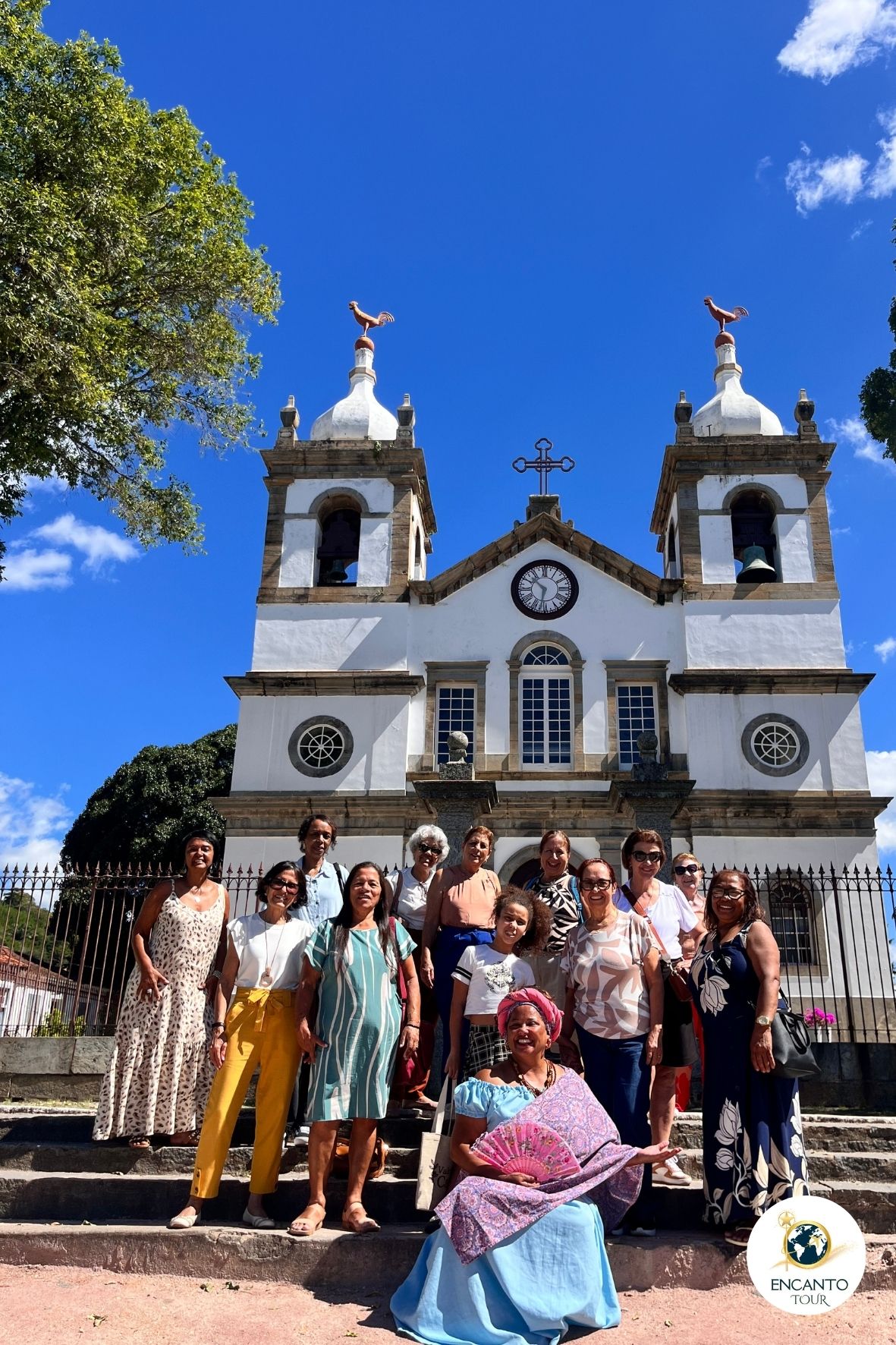 Grupo em frente à igreja em Vassouras